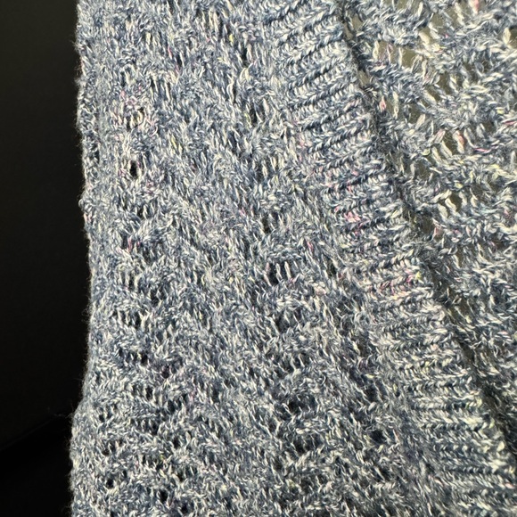 Old Navy Women's Heathered Blue V-Neck Sweater - Picture 4 of 7